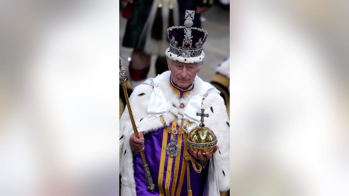 O rei Carlos III da Grã-Bretanha caminha na procissão da coroação