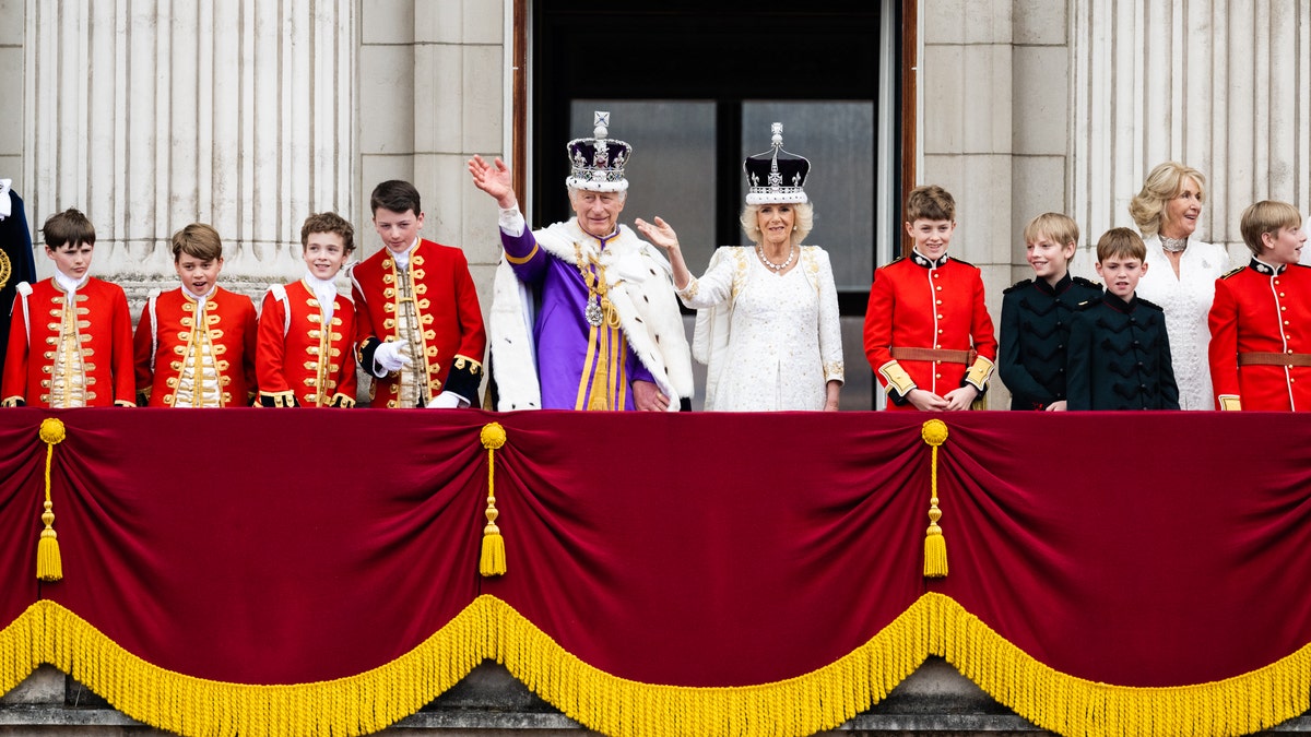 King Charles Camilla and members of royal family on Buckingham Palace balcony