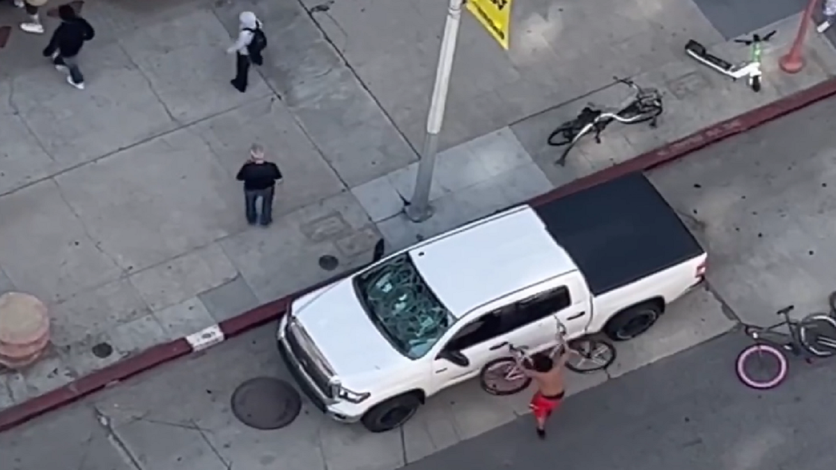 Man smashed bike handlebars into pick-up truck window in Los Angeles