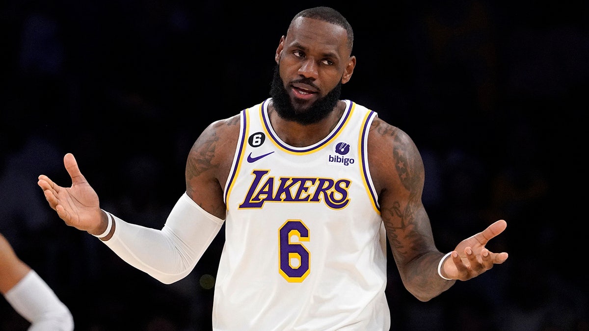 Fan kicked out of Lakers-Thunder game after touching LeBron James on bench: report | Fox News