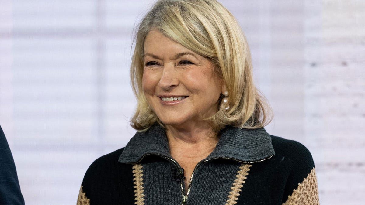 Martha Stewart 81 Lands Sports Illustrated Cover As She Poses In