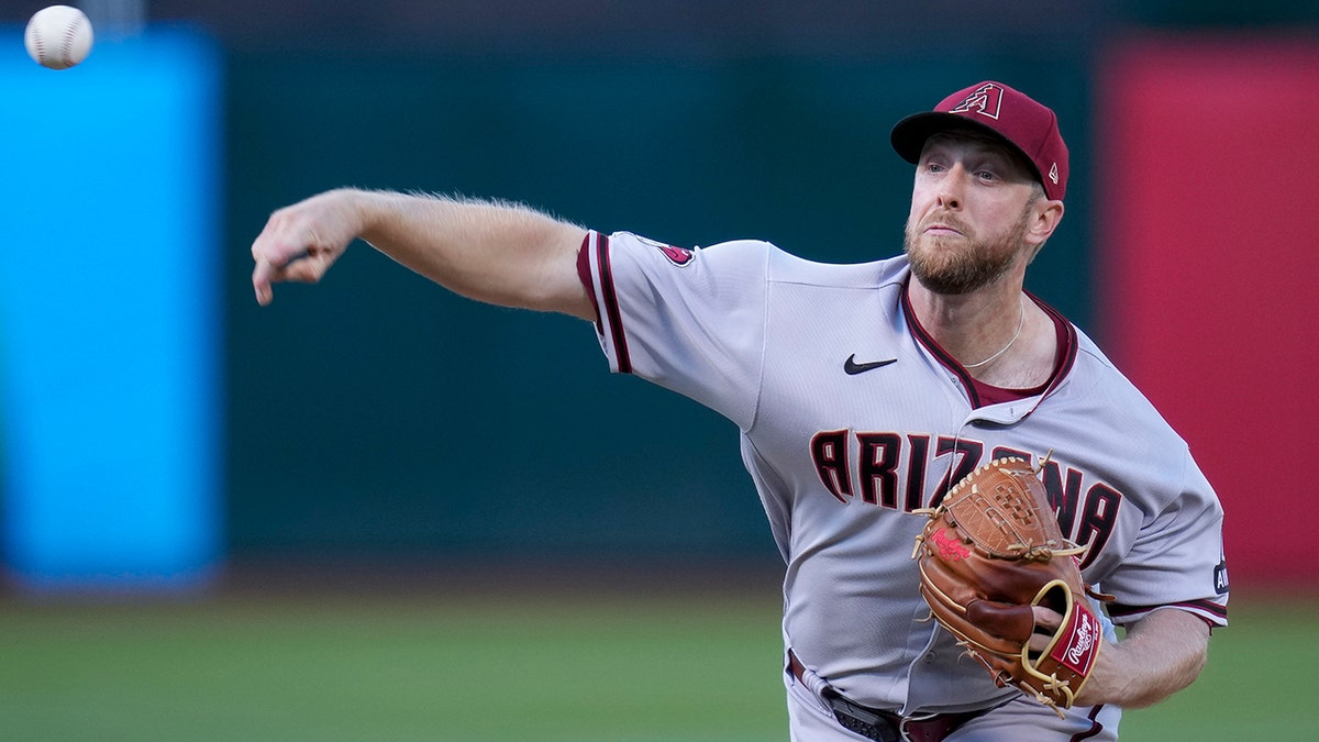 Merrill Kelly throws a pitch