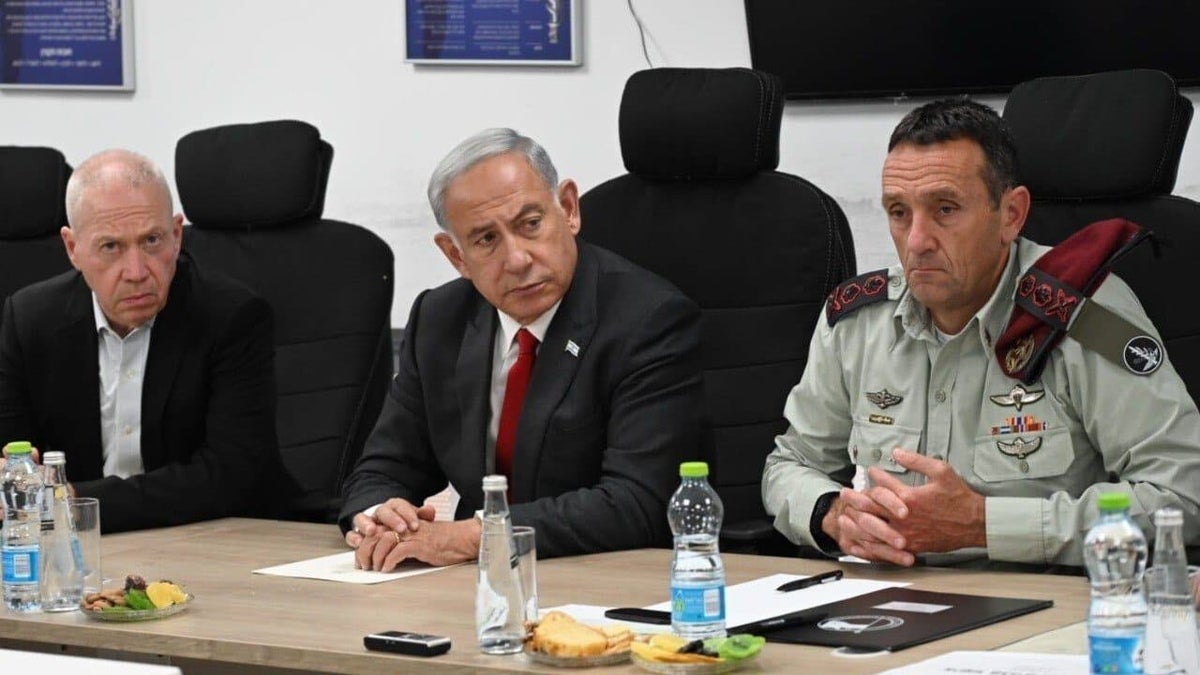 Netanyahu meets with Israeli officials after rocket attack