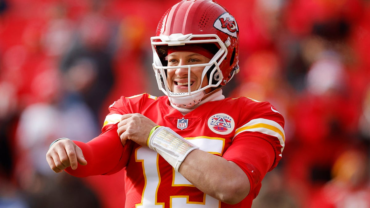 Patrick Mahomes, Battling Flu, Receives IV Treatment To Play Against ...