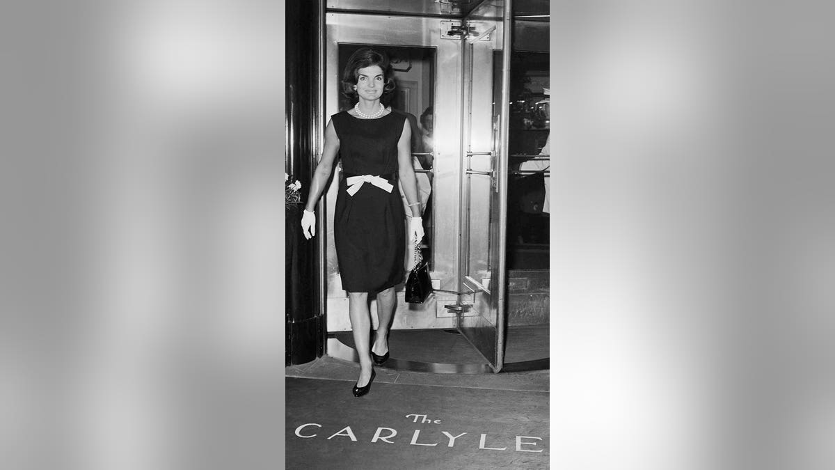 Jacqueline Kennedy leaves the Carlyle Hotel