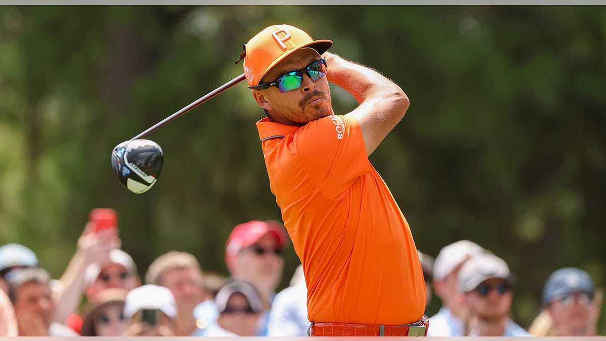 Rickie Fowler finishes swing