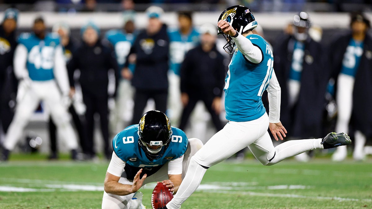 Jacksonville Jaguars player kicks game-winning field goal