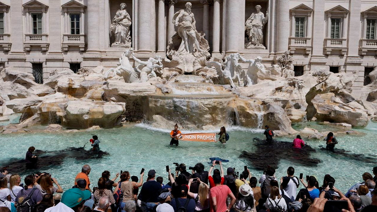 Climate protest Trevi Fountain