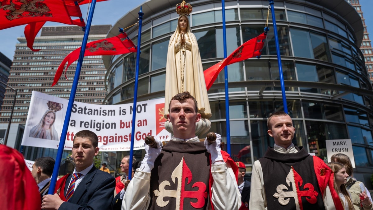 Catholic protesters at SatanCon with Virgin Mary statue