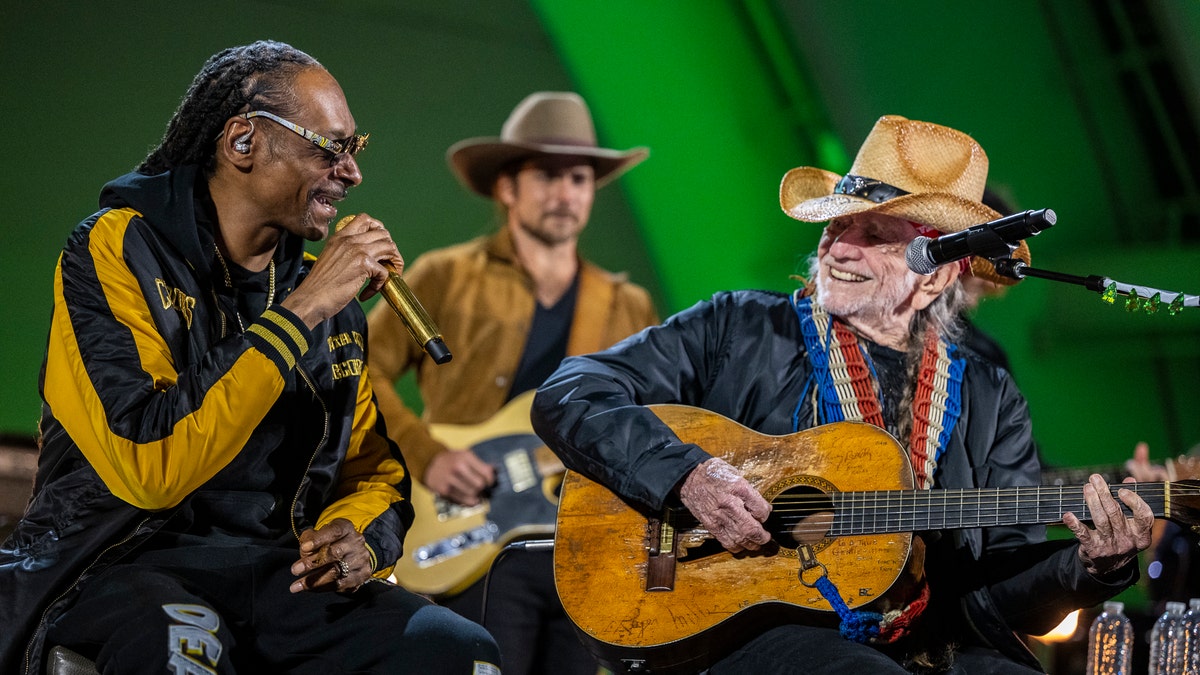 Willie Nelson performing with Snoop Dogg