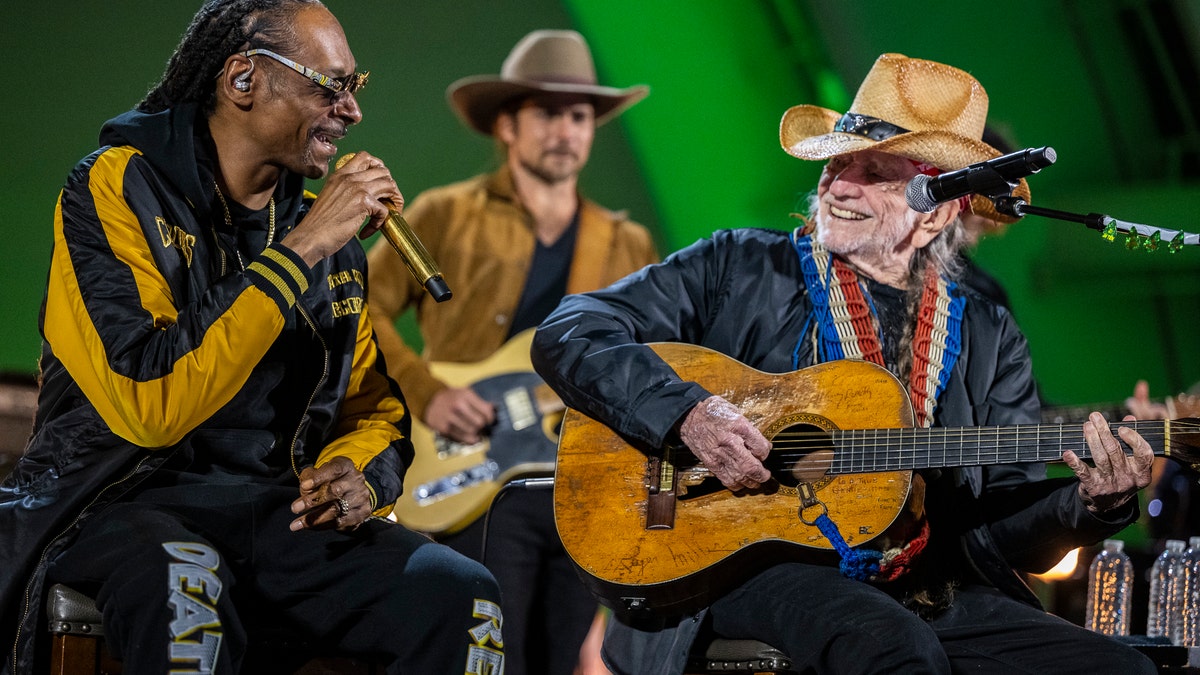 Willie Nelson performing with Snoop Dogg