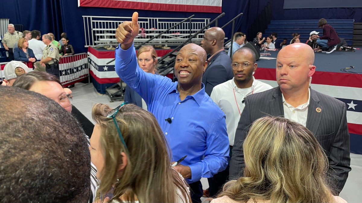 Tim Scott thumbs up to supporter at rally