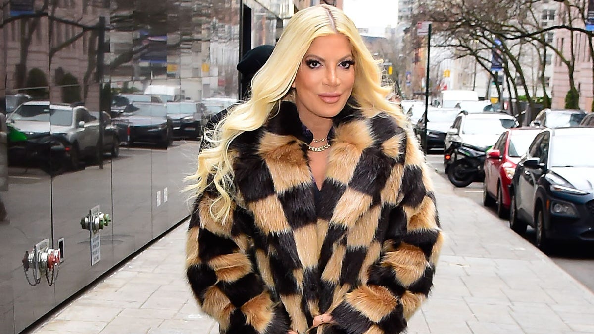 Tori Spelling wearing fur coat