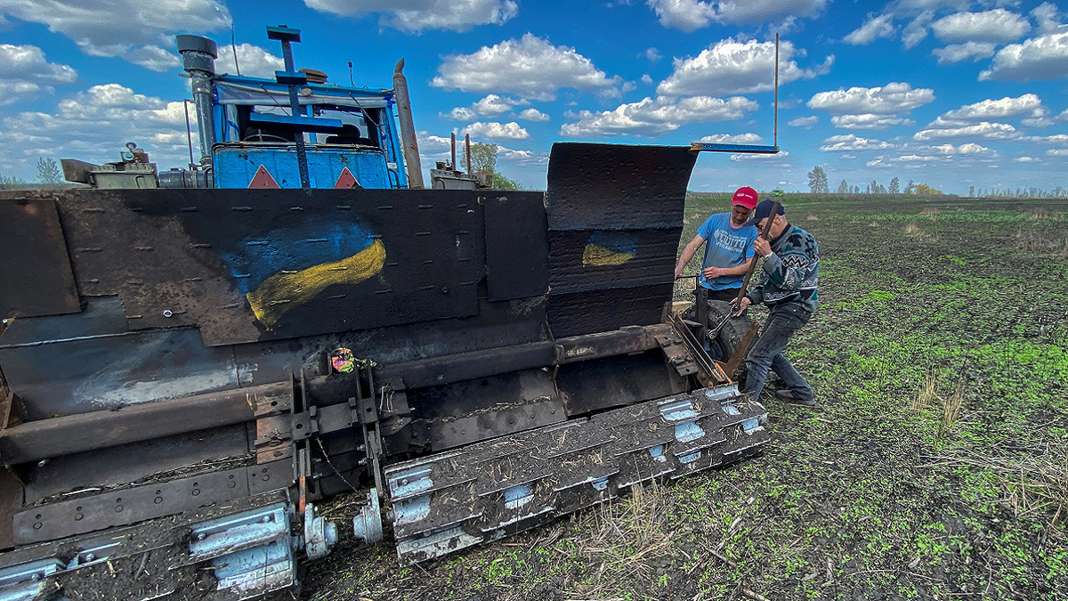 Ukraine farmer designs tractor to clear Russian mines