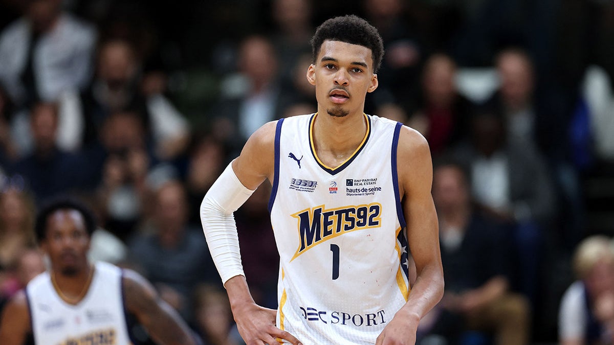 VSiN on X: NBA Mock Draft: Who's No. 2? We know who's going No. 1 to the  Spurs (Victor Wembanyama), but @meJVT says that G-League guard Scoot  Henderson has regained his status
