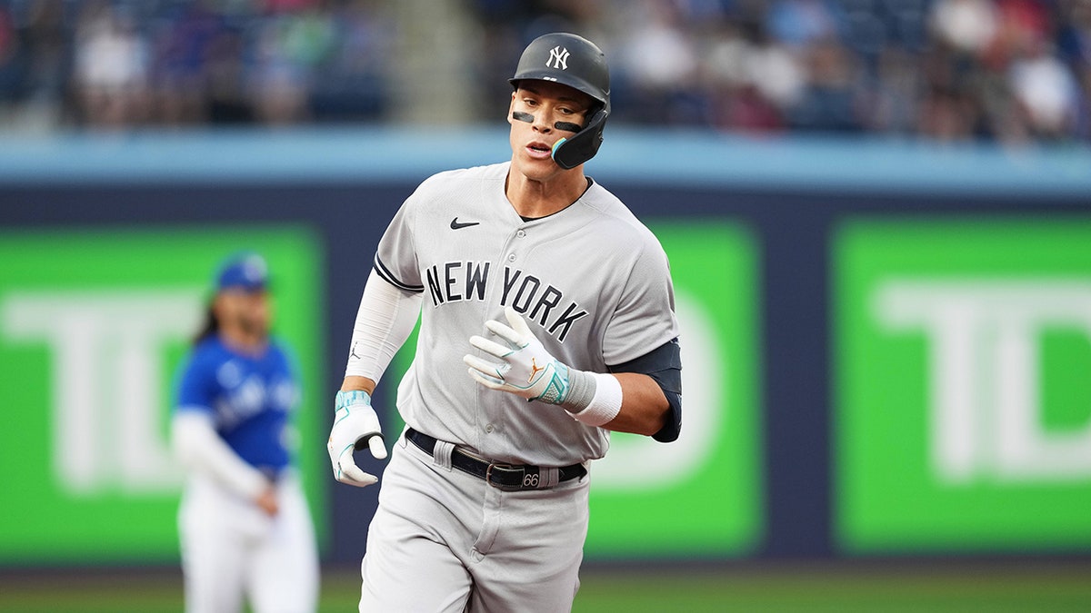 Aaron Judge rounding third after homer