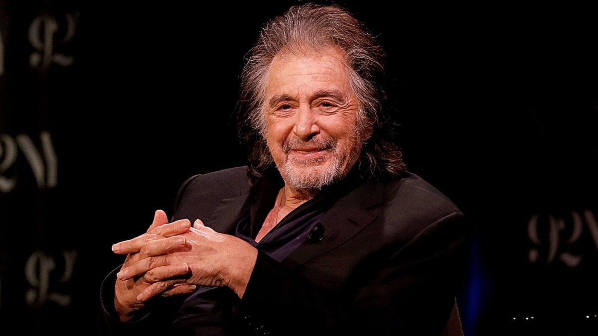 Al Pacino tiene le mani sul petto durante un'intervista