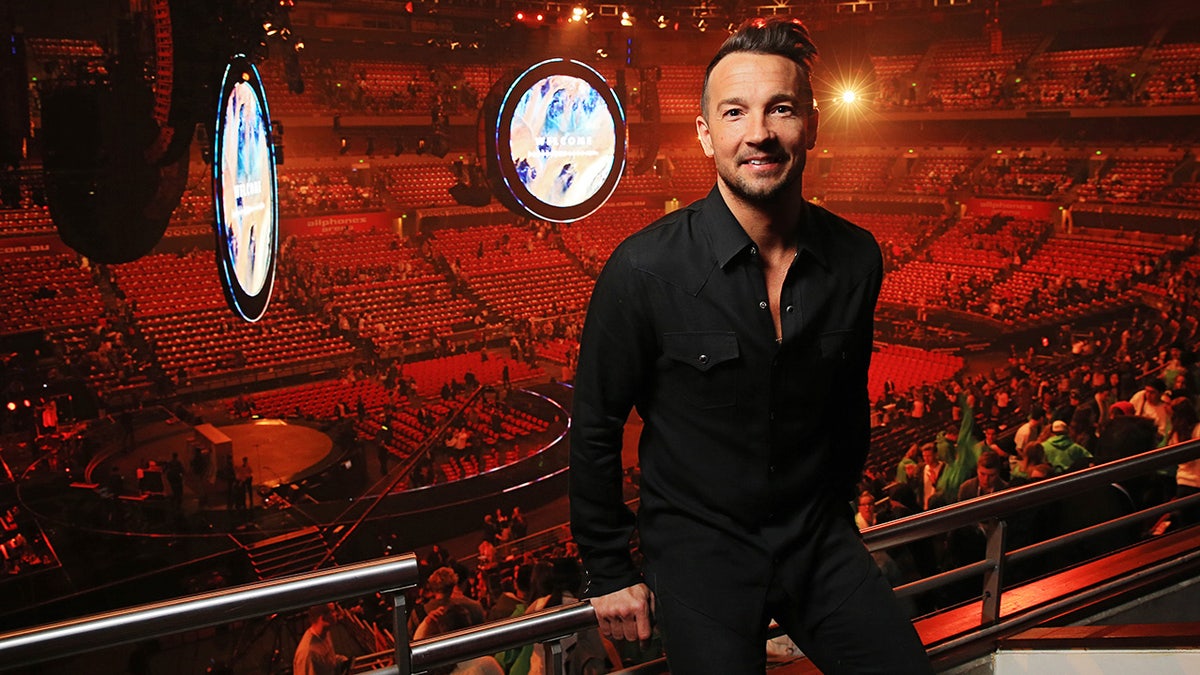 Hillsong Church pastor Carl Lentz stands above congregation in New York