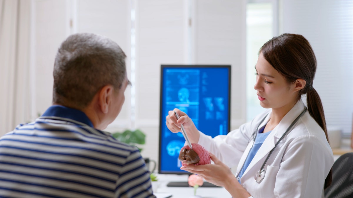 Médecin de démence avec patient