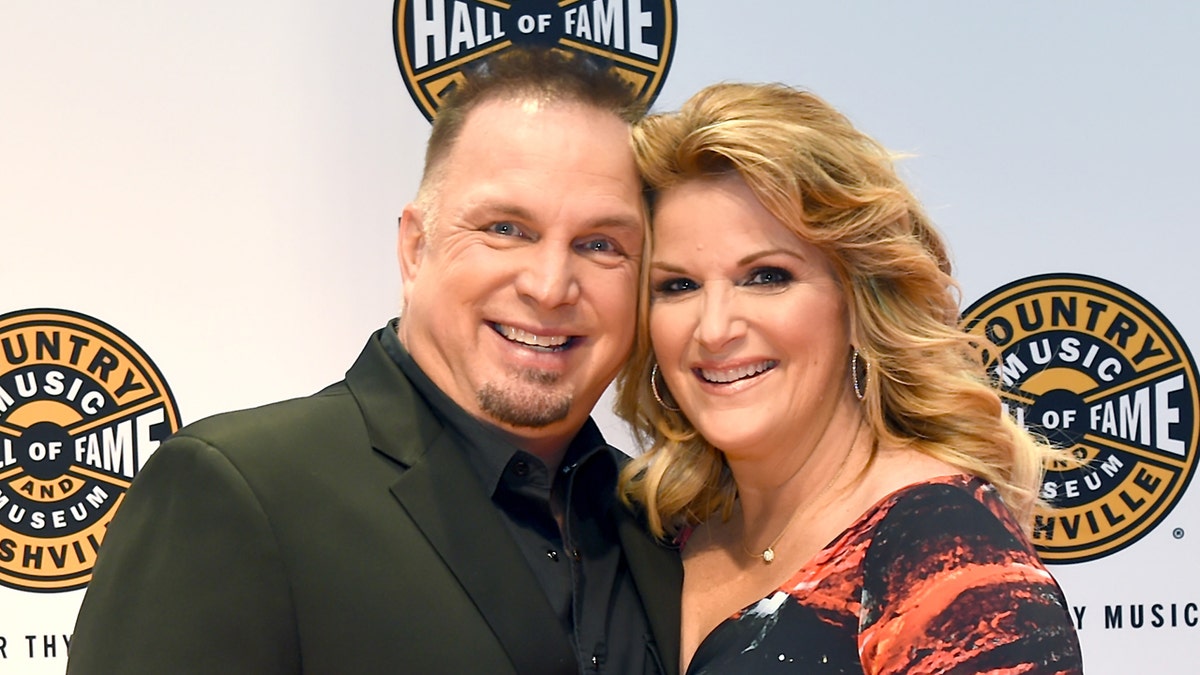 Garth Brooks cozying up with Trisha Yearwood