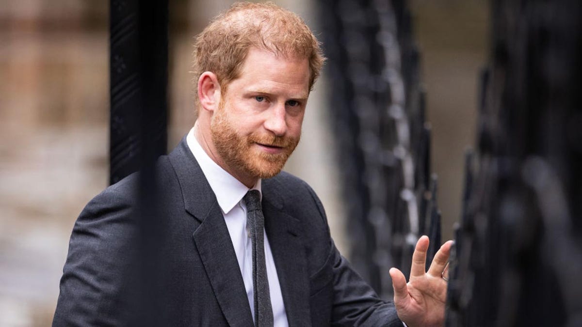 prince harry waves hand