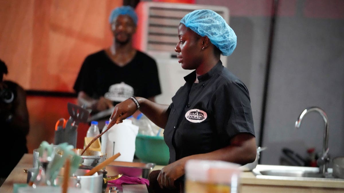 Nigerian Chef Cooks For Over 4 Days Straight Breaks Guinness World Record Fox News 