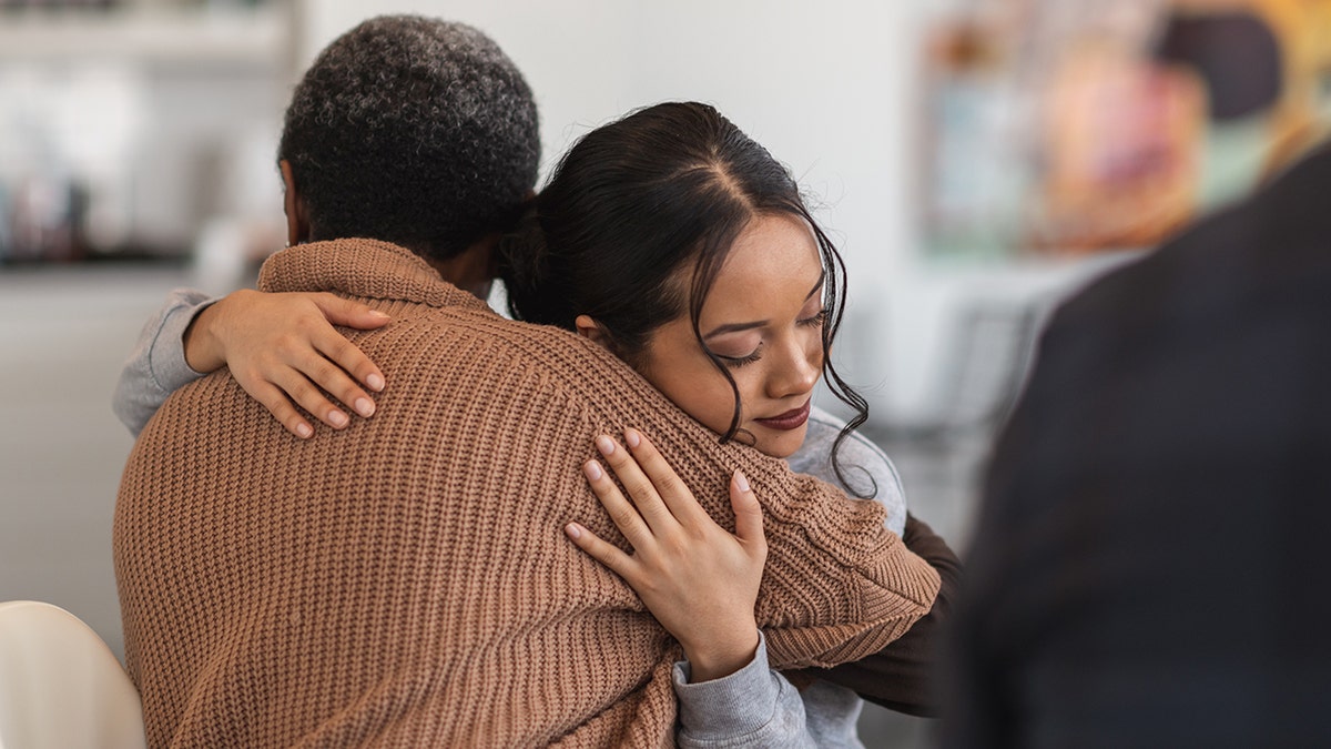 mulher abraça mãe perdão