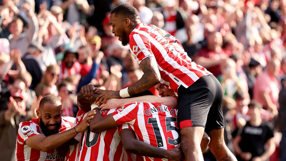 Ivan Toney celebrating with players