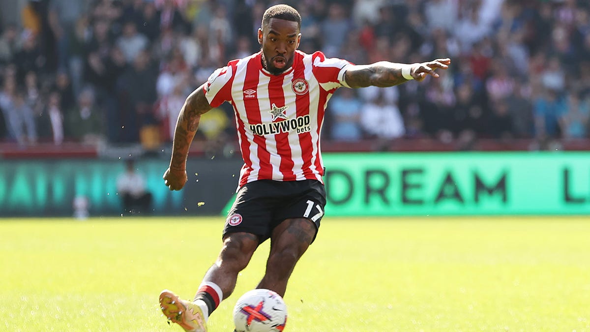 Ivan Toney kicking ball