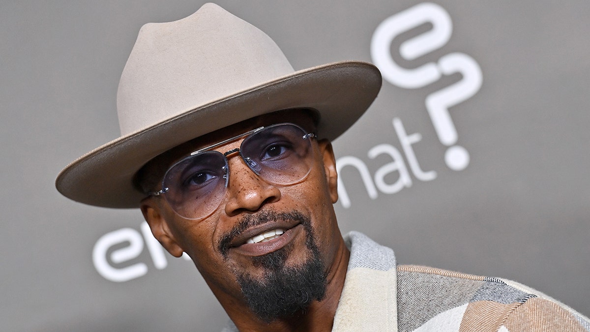 Jamie Foxx wearing a hat on a red carpet