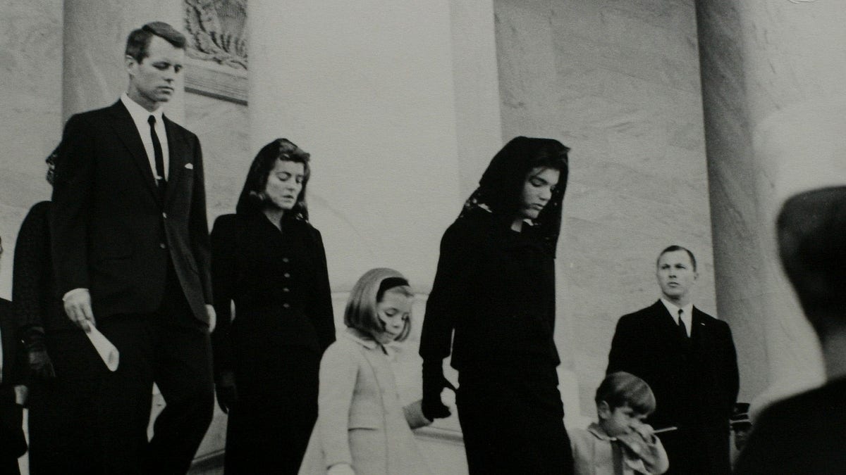 Jackie Kennedy y sus hijos en el funeral de JFK