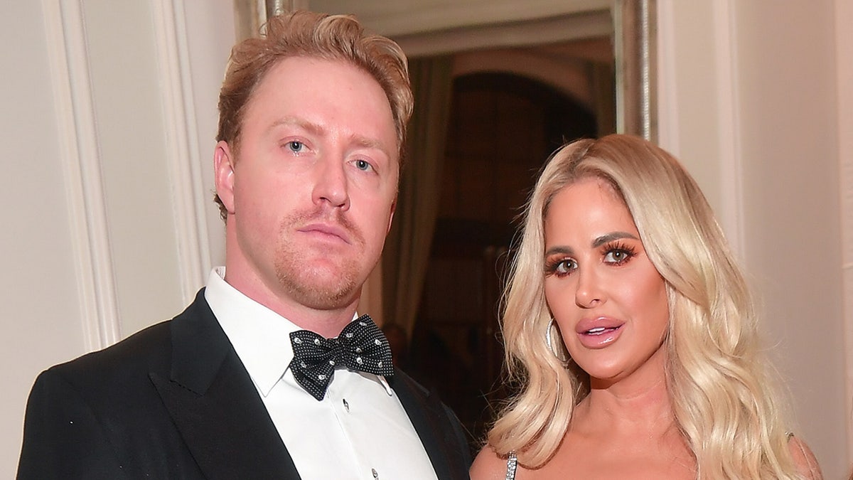 Kroy Biermann indossa uno smoking con papillon insieme alla ex moglie Kim Zolciak all'evento