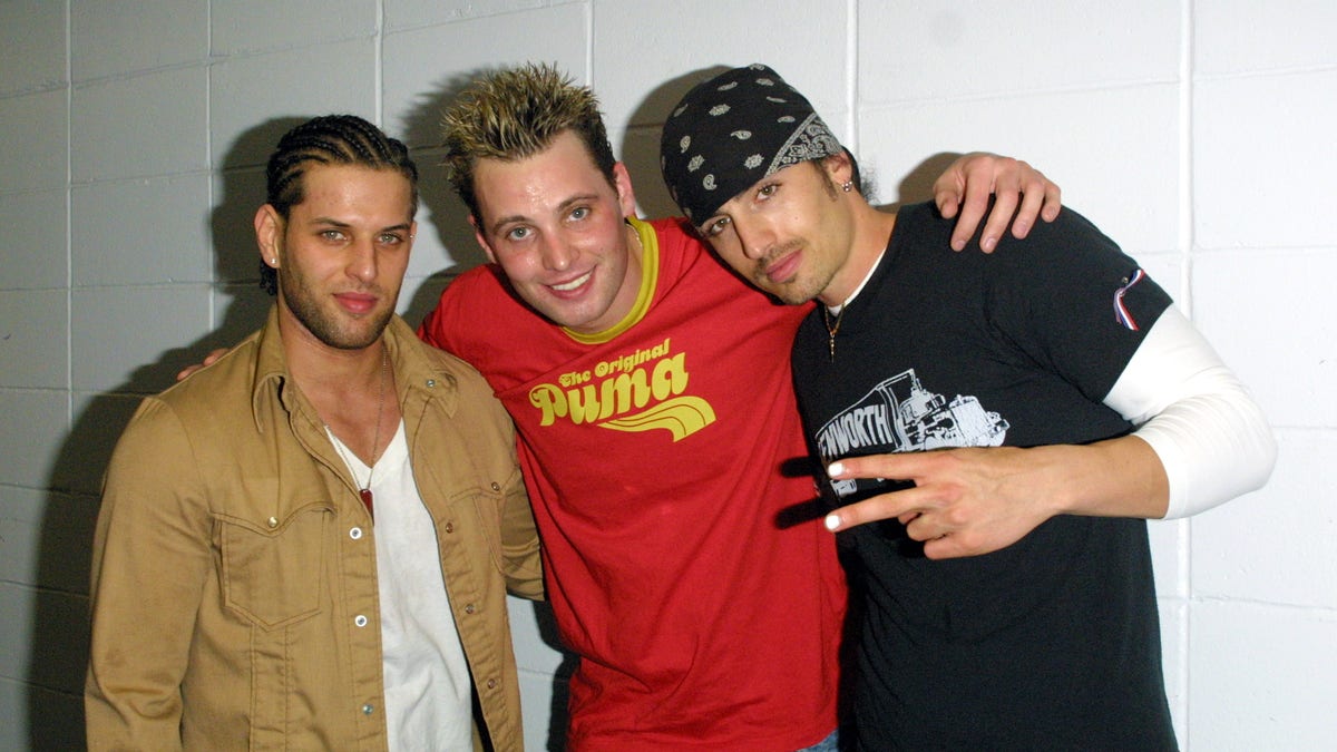 LFO takes a photo together.