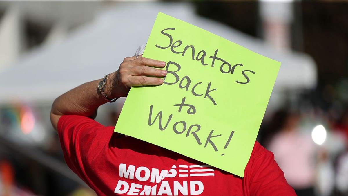 Sign says "Senators back to work"