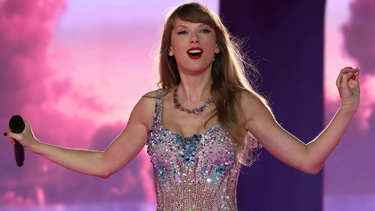 Taylor Swift usa traje de strass brilhante durante apresentação durante a The Eras Tour