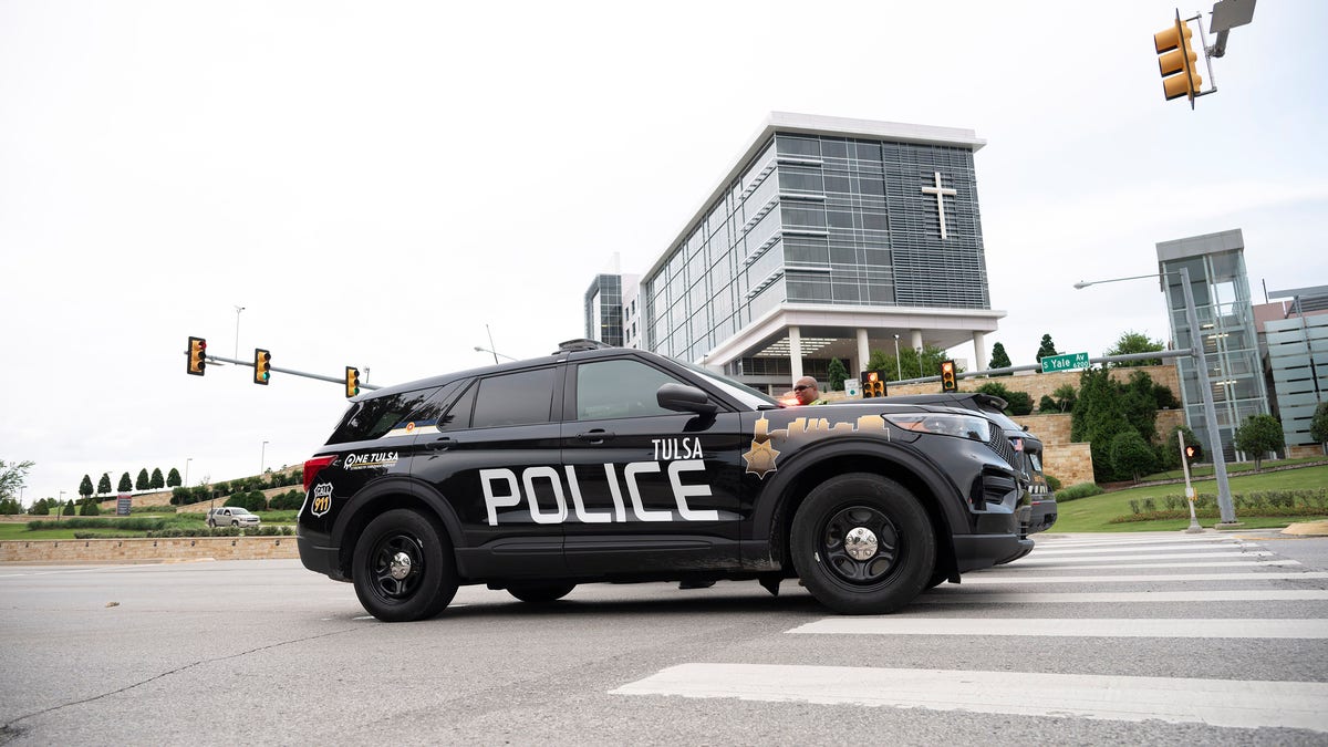 Police respond to the scene of a mass shooting at St. Francis Hospital on June 1, 2022 in Tulsa, Okla.