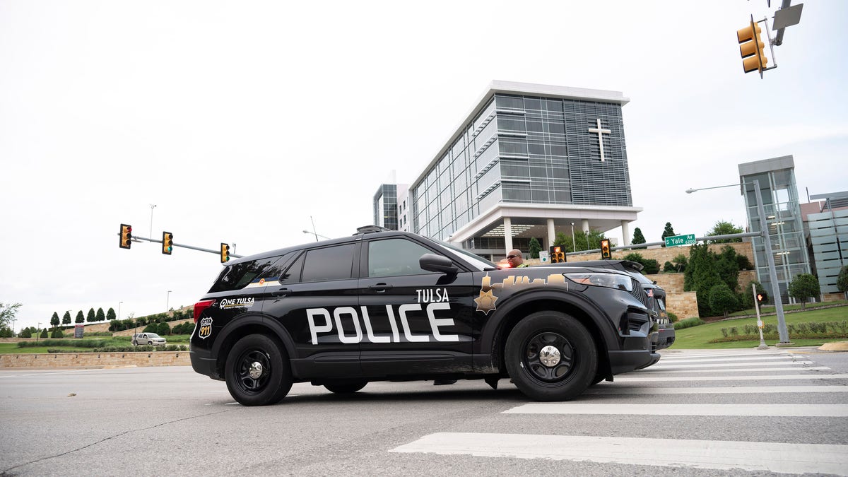 Police respond to the scene of a mass shooting at St. Francis Hospital on June 1, 2022 in Tulsa, Okla.