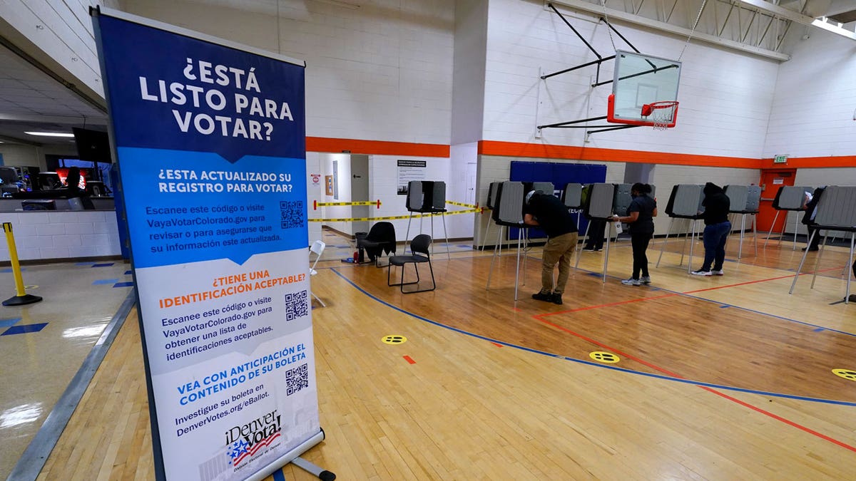 Spanish-language polling sign