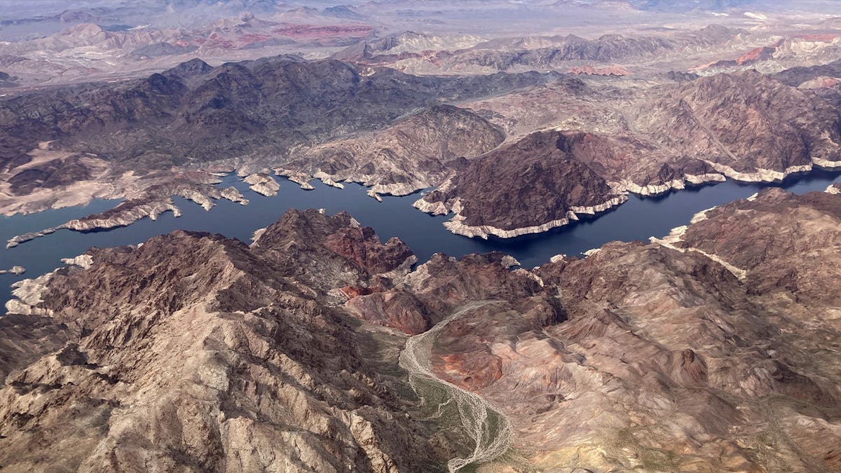 Bathtub ring on Lake Mead
