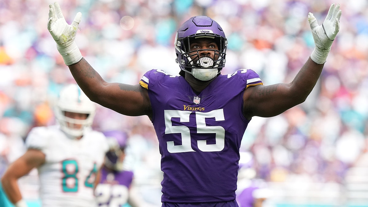 Za'Darius Smith celebrating