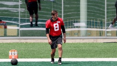 Aaron Rodgers says he 'tweaked' calf during Jets practice, sits out of team drills