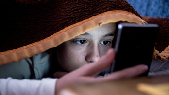 Social psychologist urges parents to keep smartphones away from kids to 'protect' their mental health