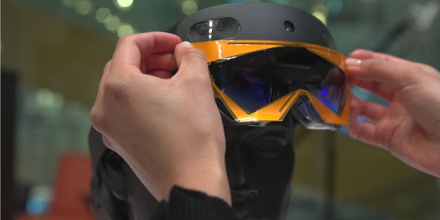 Seseorang memegang headset augmented reality.