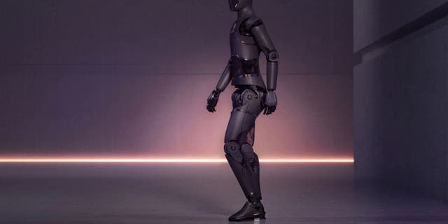 إنسان آلي يشبه الإنسان يمشي من اليمين إلى اليسار.