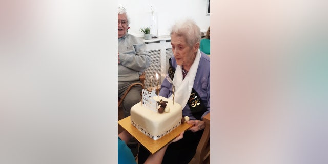 Elderly woman daphne elvis cake
