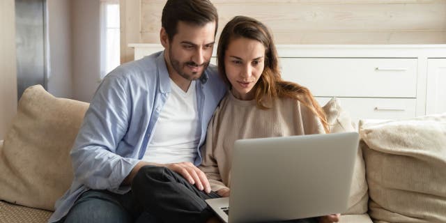Çift oturur ve dizüstü bilgisayarda çalışır