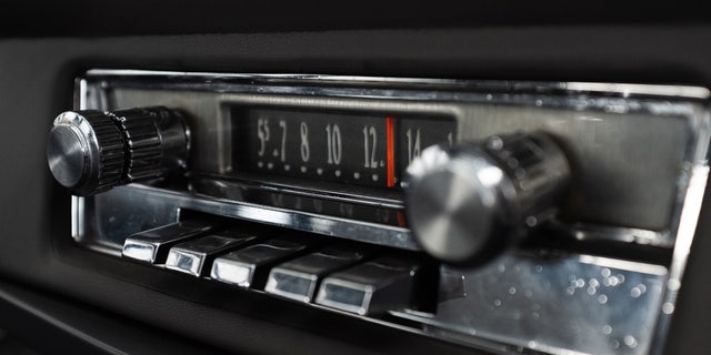 راديو السيارة من الطراز القديم