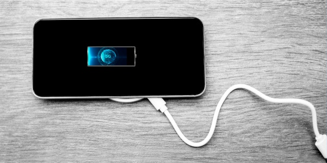 Kablosuz şarj cihazındaki bir telefonun fotoğrafı.