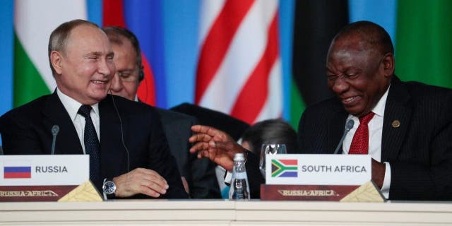 Putin Ramaphosa smiling