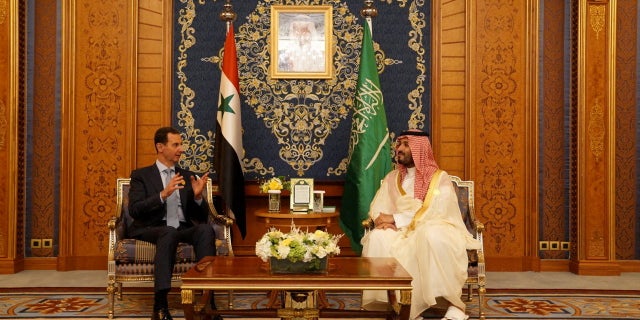 La alfombra roja sangrienta: Assad regresa a la arena internacional, recibido por la Liga Árabe 4 El príncipe heredero se reúne con el presidente sirio